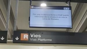 Pantalla informativa en estaci&oacute;n de Rodalies sobre interrupci&oacute;n del servicio.