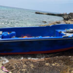 Patera varada en la costa de Baleares con objetos a su alrededor
