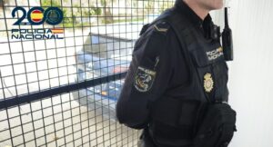 Agente de la Polic&iacute;a Nacional en Palma con uniforme y equipo de comunicaci&oacute;n.