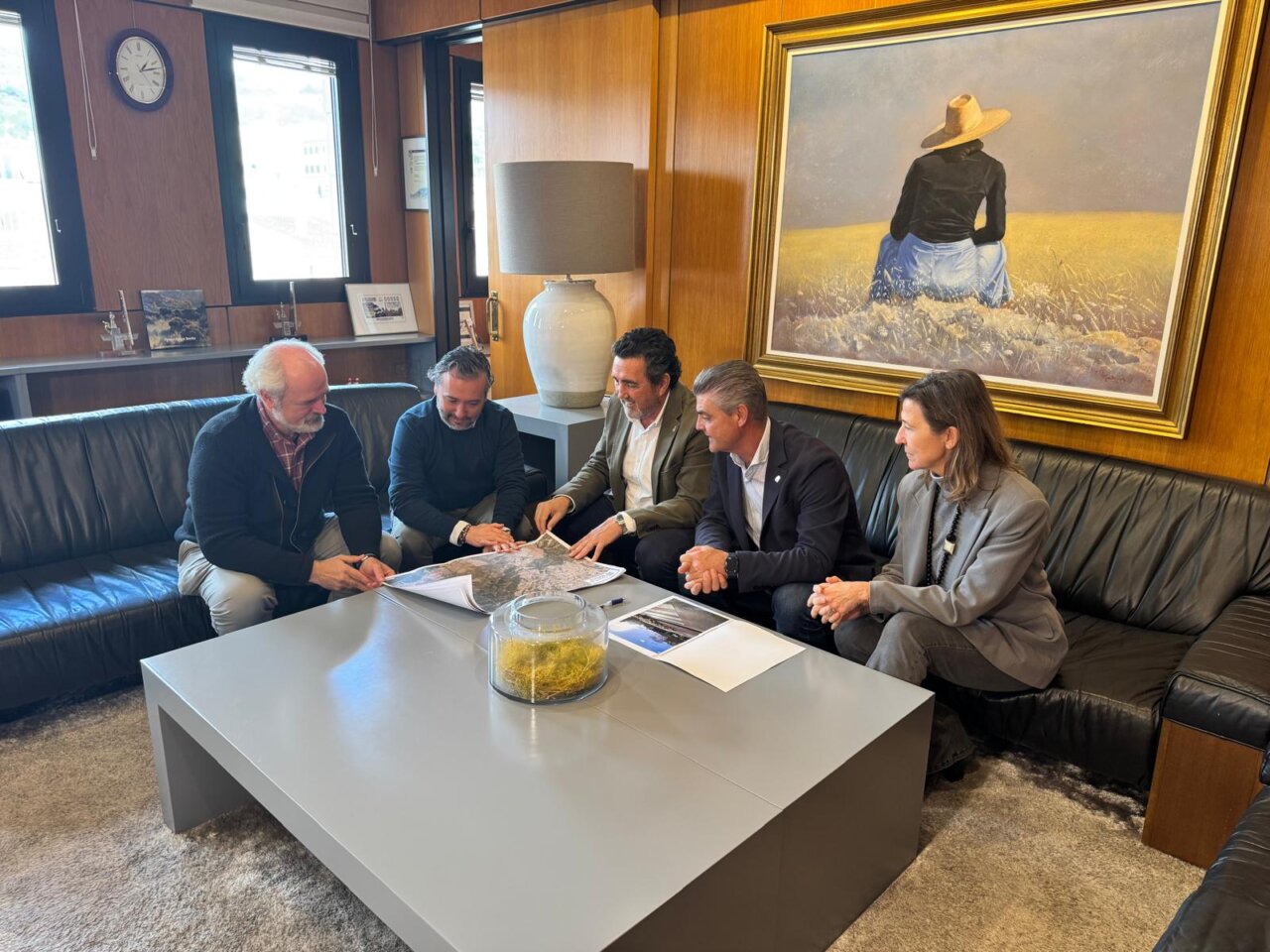 Reuni&oacute;n sobre la mejora de carreteras en Calvi&agrave; con varios representantes