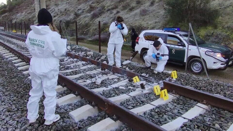 Investigadores analizando la rotura de un ra&iacute;l en Adamuz