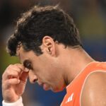 Jaume Munar mostrando frustración tras perder un partido de tenis