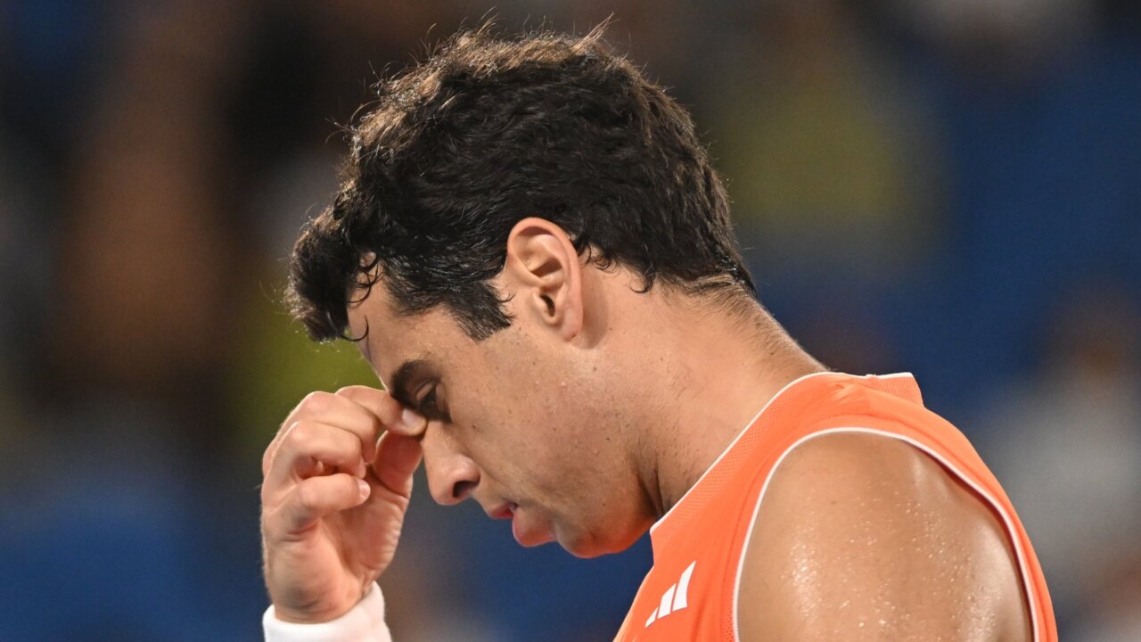 Jaume Munar mostrando frustraci&oacute;n tras perder un partido de tenis