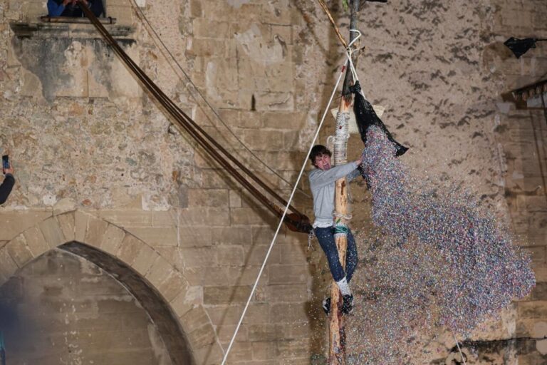 Joan Rebassa coronando el Pi de Sant Antoni en Pollen&ccedil;a