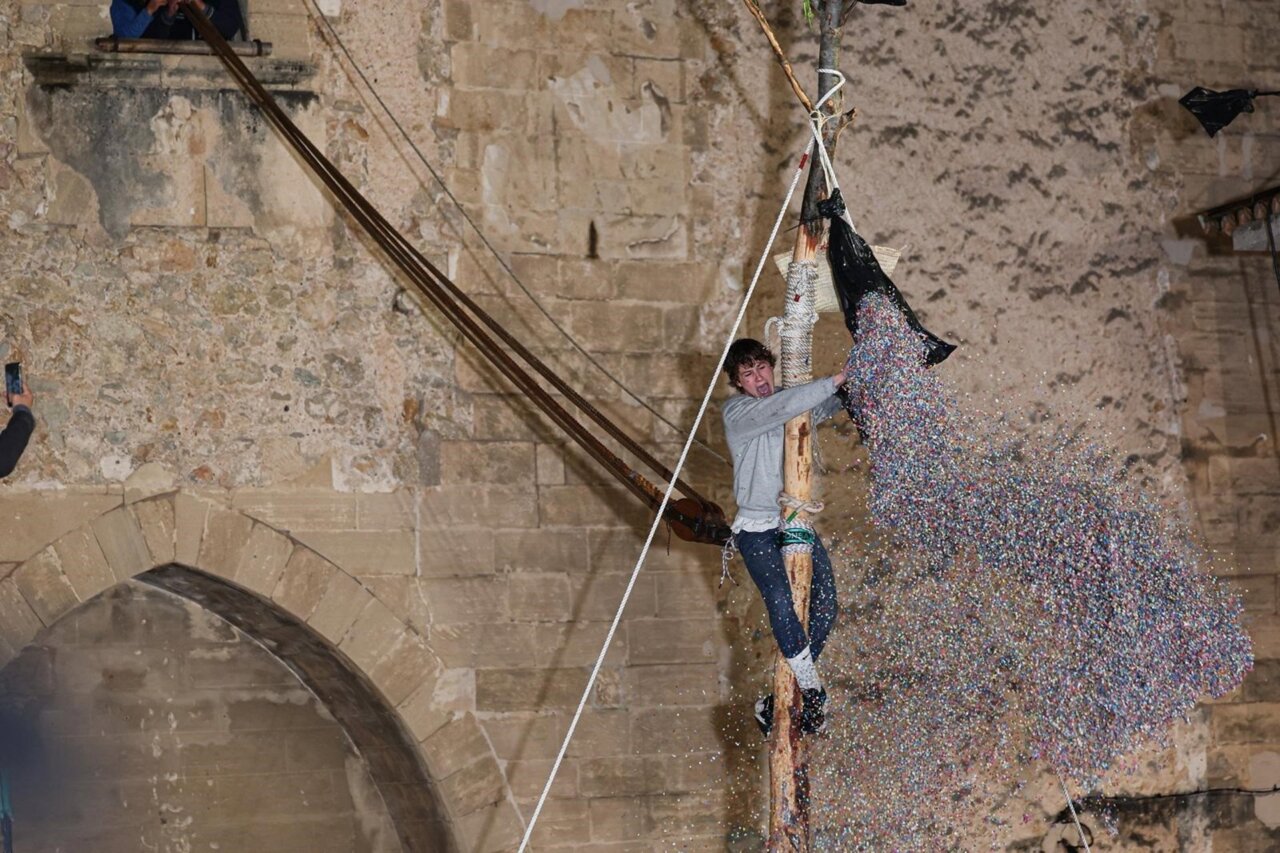Joan Rebassa coronando el Pi de Sant Antoni en Pollen&ccedil;a