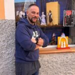 Joaqu&iacute;n Perruquer posando frente a su escaparate navide&ntilde;o en Algaida