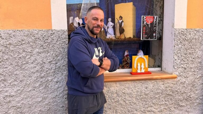 Joaqu&iacute;n Perruquer posando frente a su escaparate navide&ntilde;o en Algaida