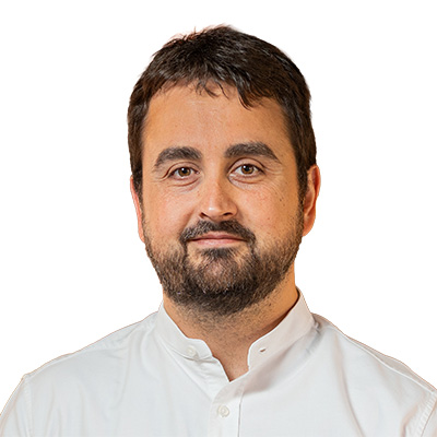 Retrato de Jordi Nebot con camisa blanca y barba