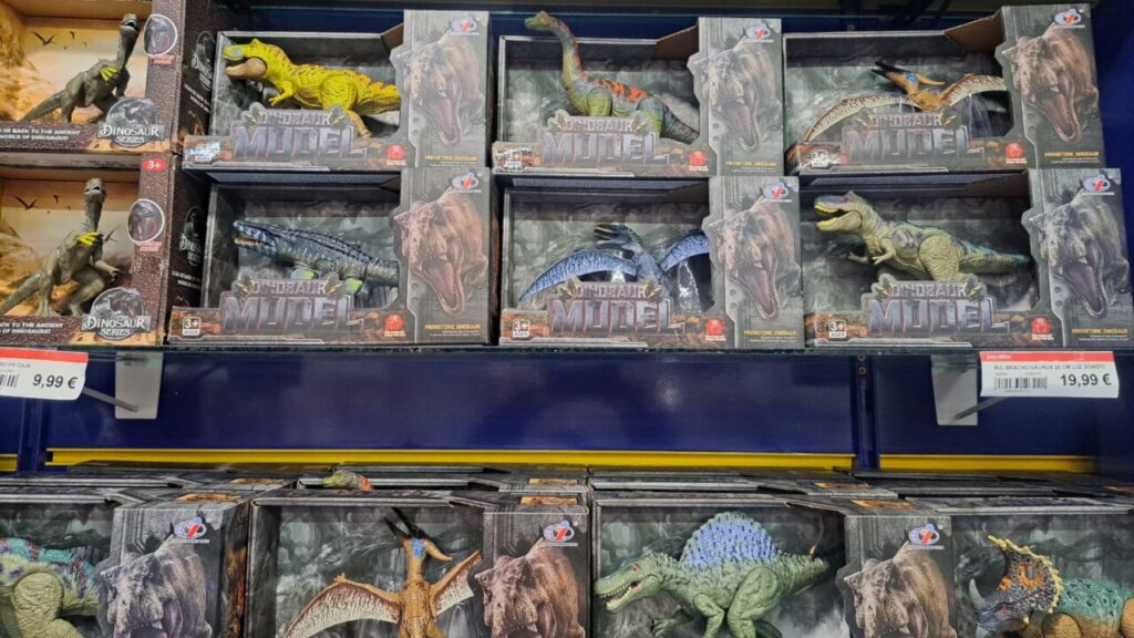 Variedad de juguetes de dinosaurios de Jurassic World en estantería