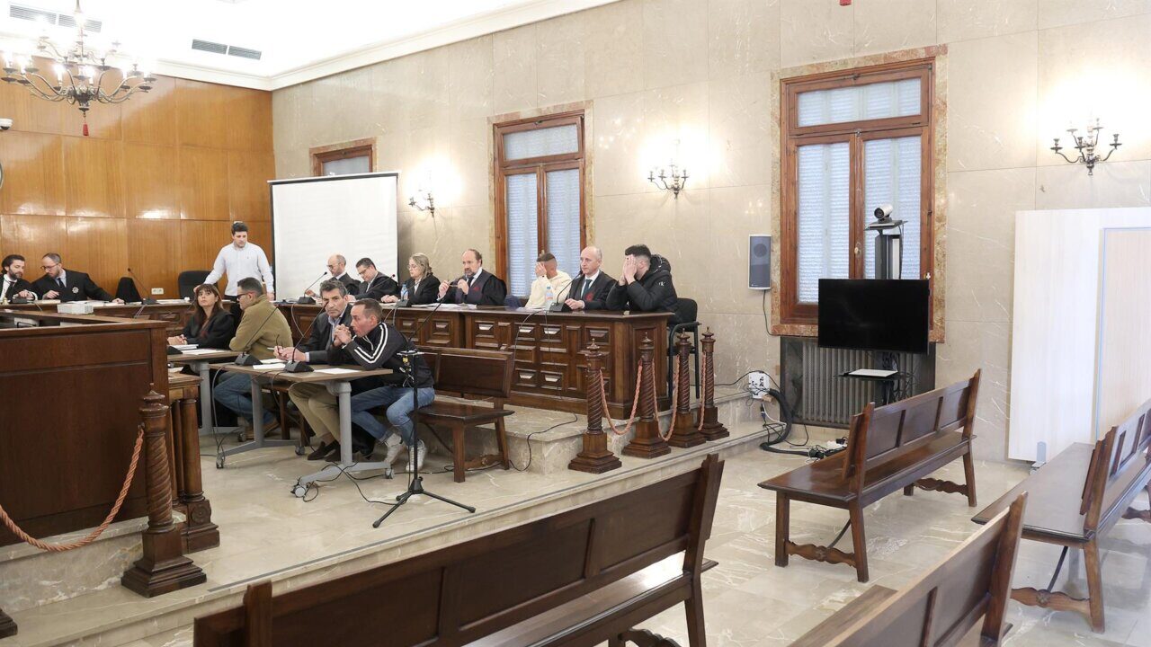 Vista del juicio sobre el ladr&oacute;n fallecido en Inca con varios abogados y testigos presentes.