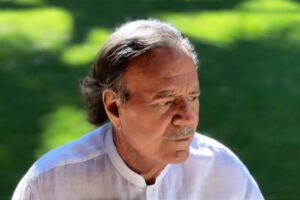 Julio Iglesias en un entorno natural, reflexionando sobre acusaciones recientes.