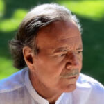 Julio Iglesias en un entorno natural, reflexionando sobre acusaciones recientes.