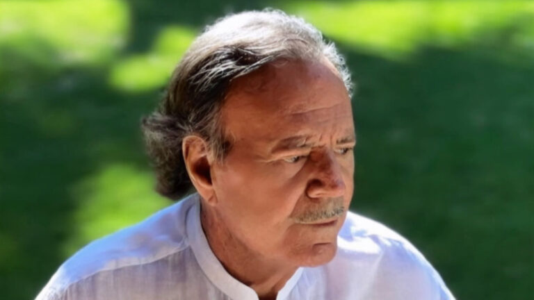 Julio Iglesias en un entorno natural, reflexionando sobre acusaciones recientes.