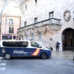 Vehículo de la Policía Nacional frente al juzgado en Palma de Mallorca