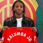 Justin Kalumba sosteniendo su camiseta del RCD Mallorca en una presentaci&oacute;n