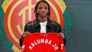 Justin Kalumba sosteniendo su camiseta del RCD Mallorca en una presentaci&oacute;n
