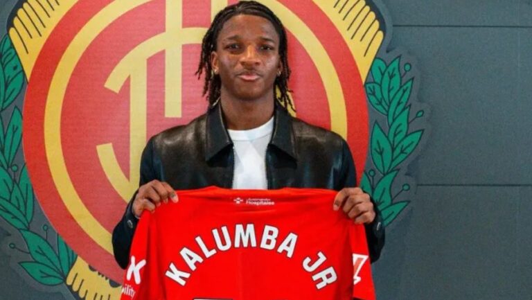 Justin Kalumba sosteniendo su camiseta del RCD Mallorca en una presentaci&oacute;n