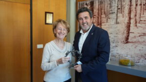 Kate Mentink y Juan Antonio Amengual sosteniendo un premio en una ceremonia