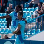 Keita celebra un gol con su compa&ntilde;ero en el Estadi Balear