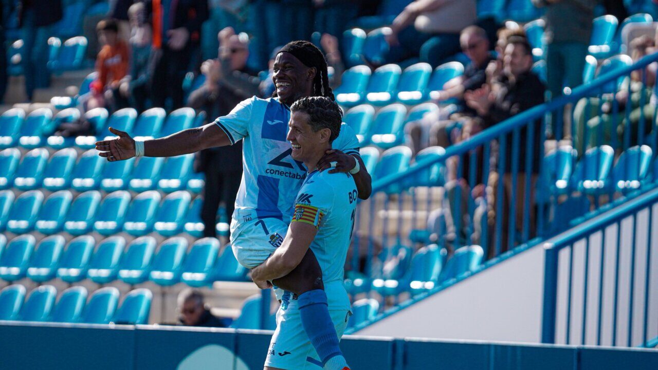 Keita celebra un gol con su compa&ntilde;ero en el Estadi Balear