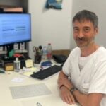 M&eacute;dico sonriente en su consultorio hablando sobre la depresi&oacute;n