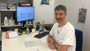 M&eacute;dico sonriente en su consultorio hablando sobre la depresi&oacute;n