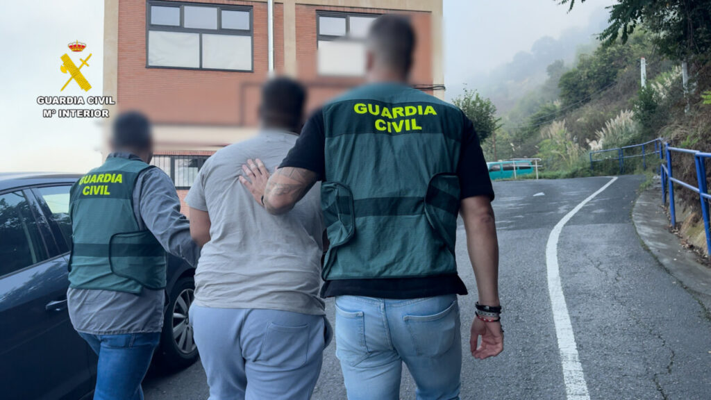 Agentes de la Guardia Civil deteniendo a un sospechoso en una operaci&oacute;n criminal