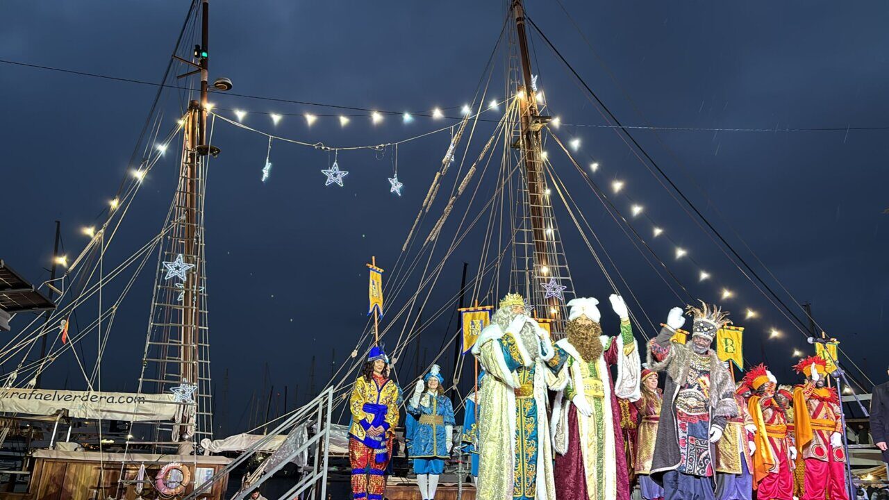 Los Reyes Magos llegan al Moll Vell de Palma en un barco antiguo