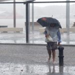 Persona caminando bajo la lluvia con paraguas en Baleares