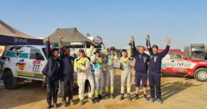 Lorenzo Flux&aacute; y su equipo celebrando en el Dakar 2026