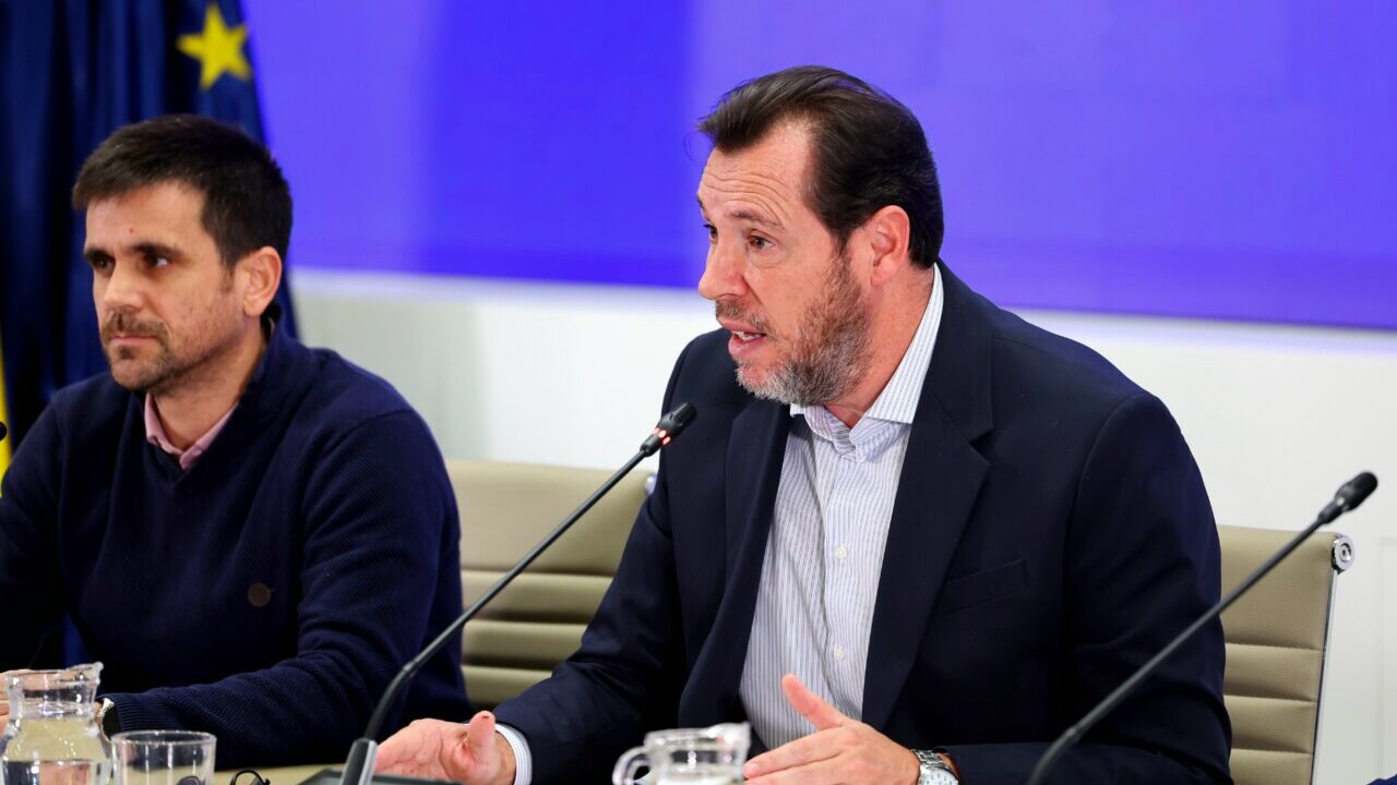 Ministro de Transportes discutiendo sobre accidente ferroviario en conferencia de prensa