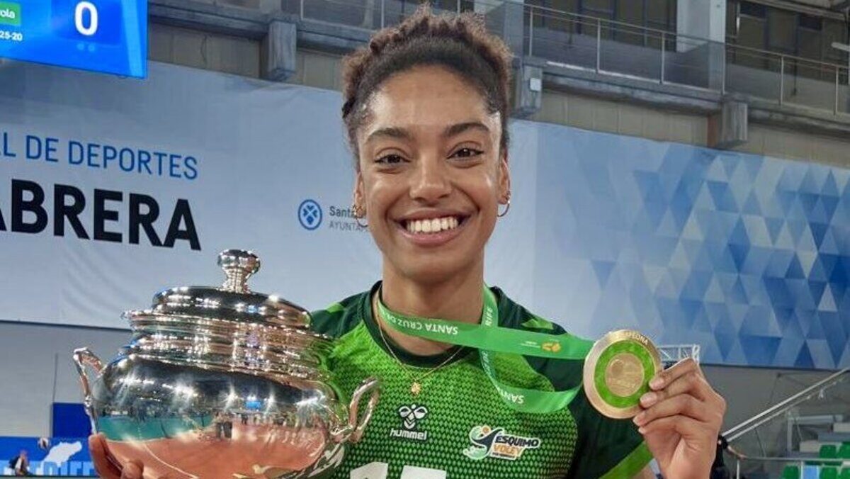 Louise Sans&oacute; sosteniendo la Copa de la Reina con una gran sonrisa