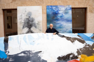 Luca Monzani junto a sus obras en la exposici&oacute;n 'H&eacute;roes'