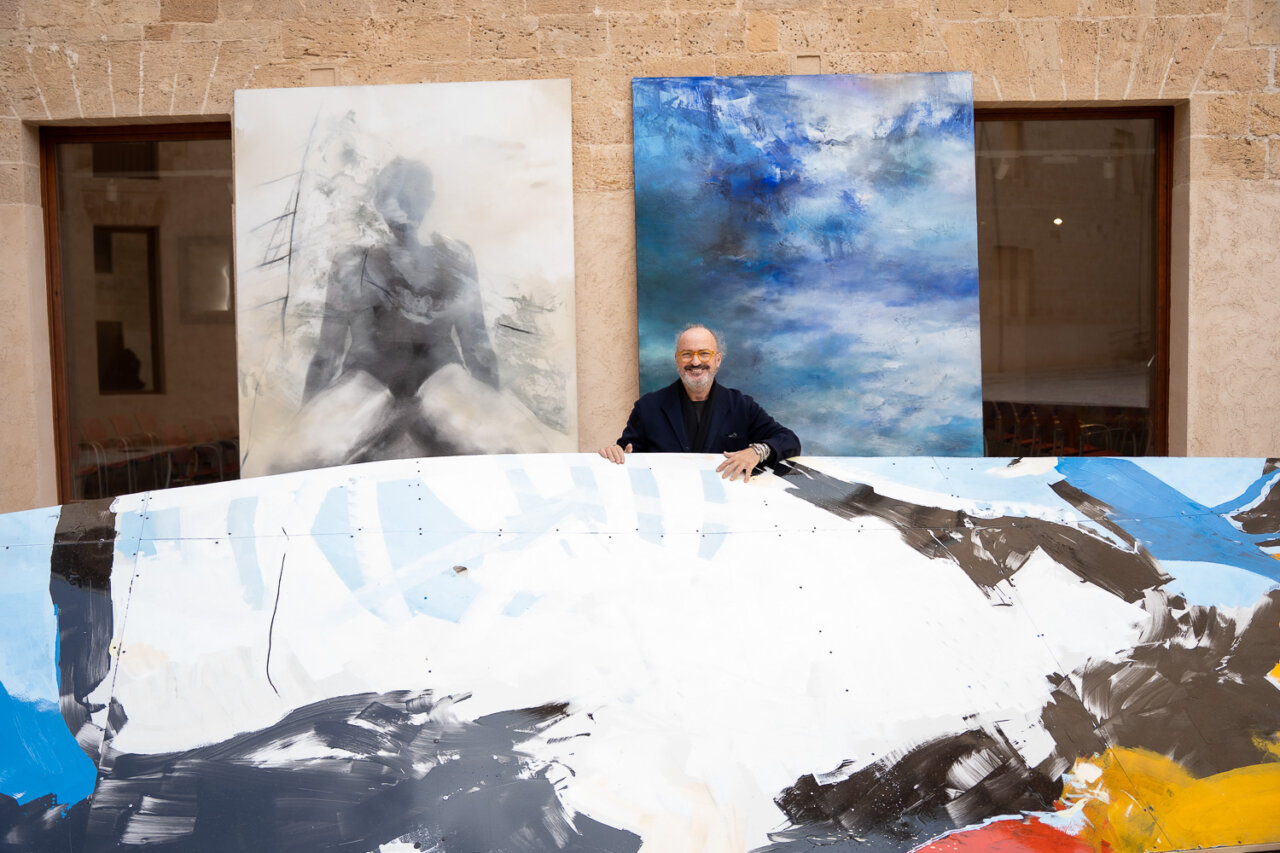 Luca Monzani junto a sus obras en la exposici&oacute;n 'H&eacute;roes'