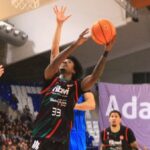 Jugador del Fibwi Mallorca lanzando a canasta durante un partido