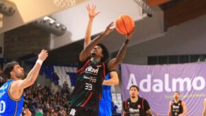 Jugador del Fibwi Mallorca lanzando a canasta durante un partido