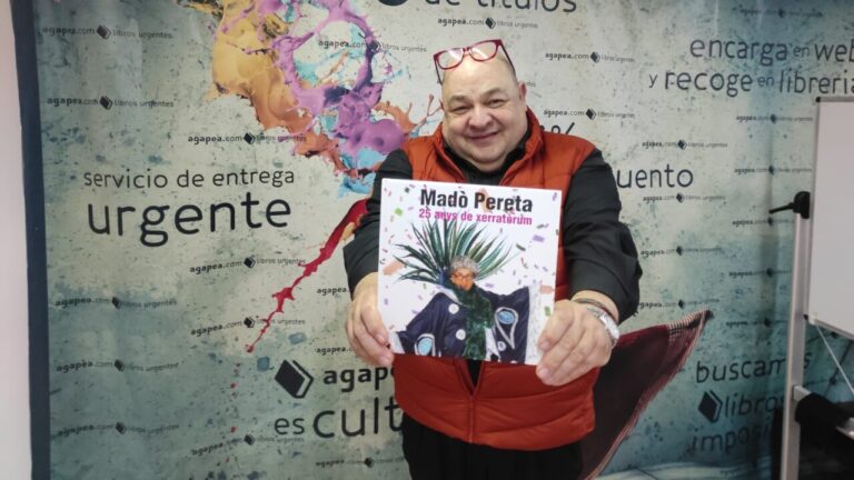 Hombre sosteniendo un libro titulado Mad&ograve; Pereta en un fondo colorido