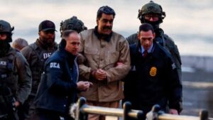 Nicol&aacute;s Maduro siendo escoltado por agentes de seguridad en Nueva York