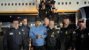 Maduro siendo trasladado por autoridades a prisi&oacute;n federal en Nueva York
