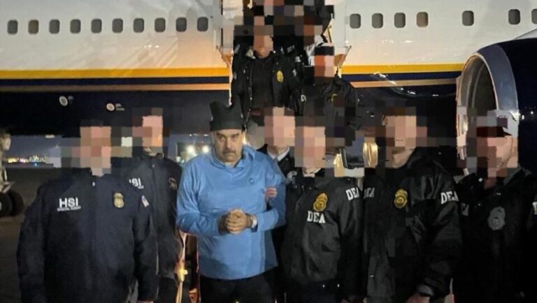 Maduro siendo trasladado por autoridades a prisión federal en Nueva York