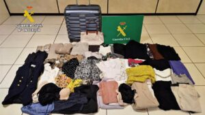 Maleta con ropa recuperada tras un robo en el aeropuerto de Palma