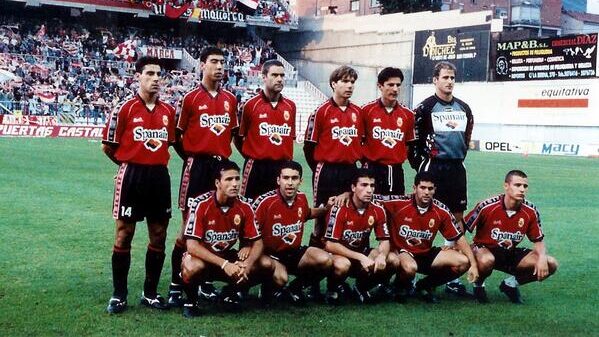 Equipo del RCD Mallorca posando en el ascenso a Primera en 1997