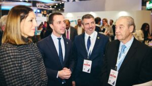 Representantes de Mallorca en Fitur discutiendo sobre turismo y cultura