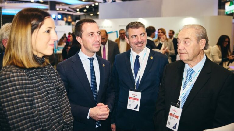 Representantes de Mallorca en Fitur discutiendo sobre turismo y cultura
