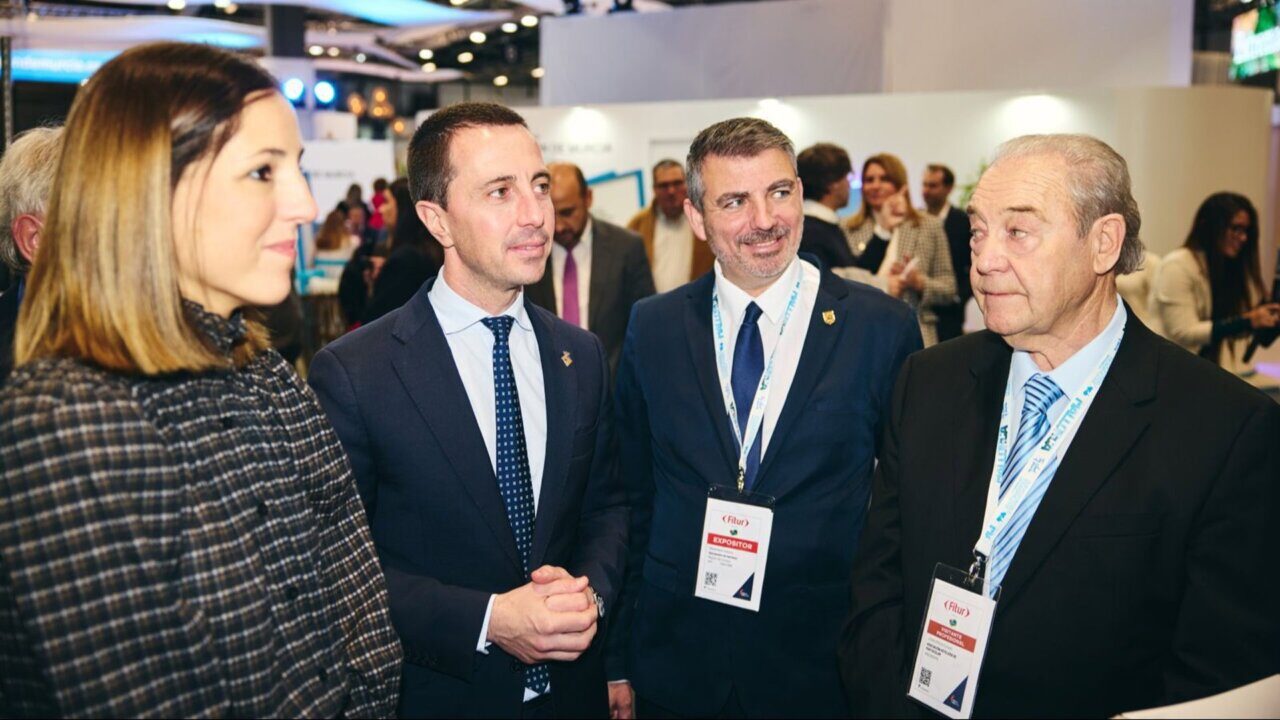 Representantes de Mallorca en Fitur discutiendo sobre turismo y cultura