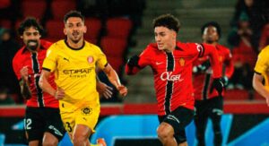 Jugadores del RCD Mallorca y Girona FC compiten en un partido de f&uacute;tbol