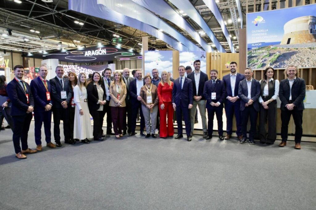 Grupo de personas en la presentaci&oacute;n de la Plataforma Inteligente de Destinos en Fitur