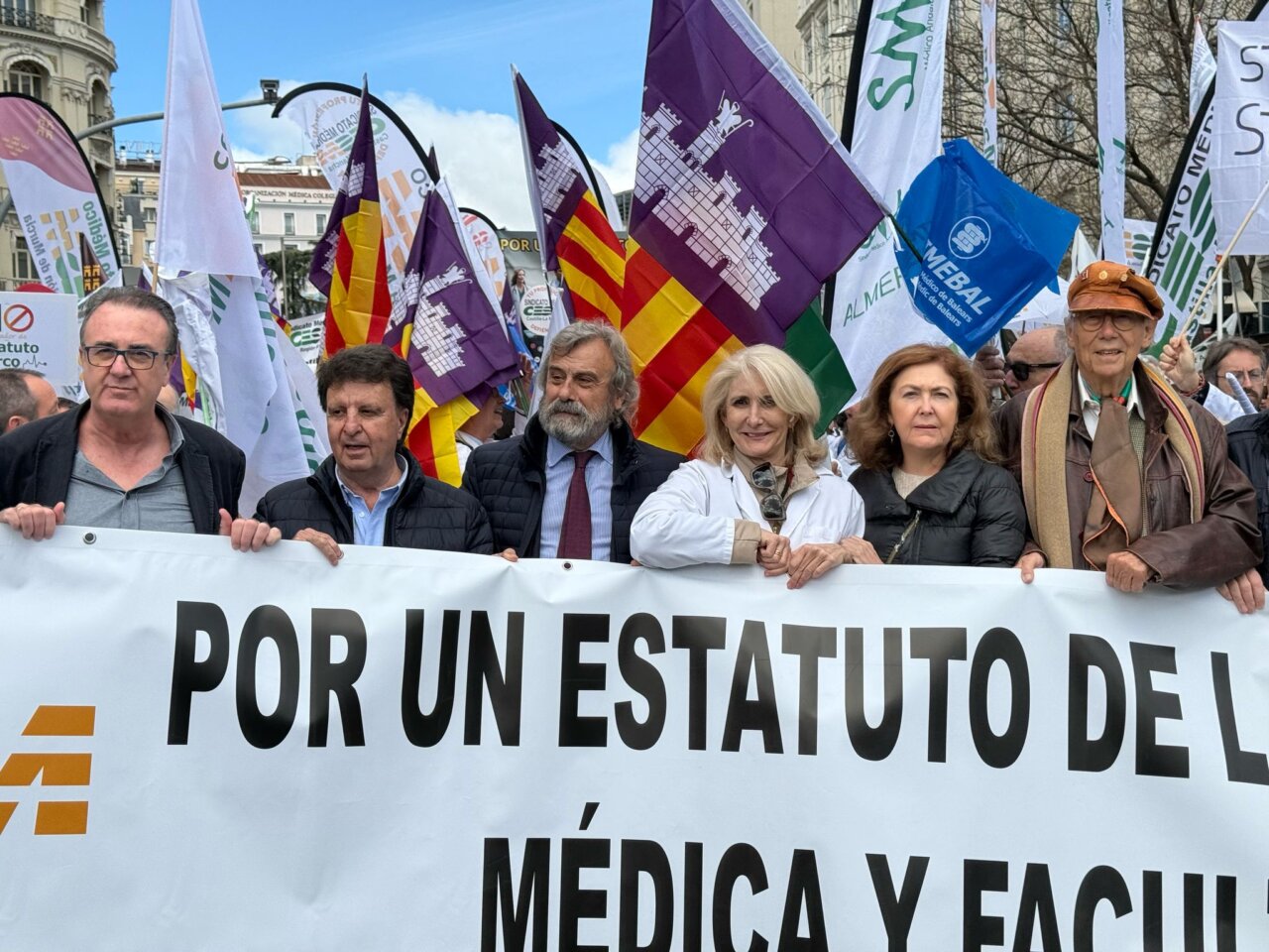 Grupo de personas en una manifestación por un Estatuto de la Medicina