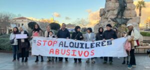 Grupo de personas sosteniendo una pancarta contra los alquileres abusivos en Palma.