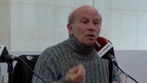 Manuel Pelarda hablando en una tertulia sobre paros en SFM